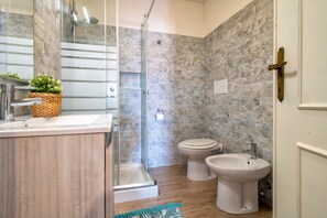 Douche, sèche-cheveux, serviettes fournies