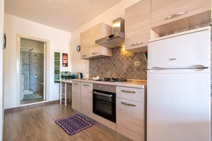 Fridge, oven, stovetop, coffee/tea maker - Apartment 'Endless Summer' with Sea View, A/C and Balcony (Isola Rossa)