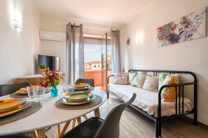 Dining - Apartment 'Endless Summer' with Sea View, A/C and Balcony (Isola Rossa)