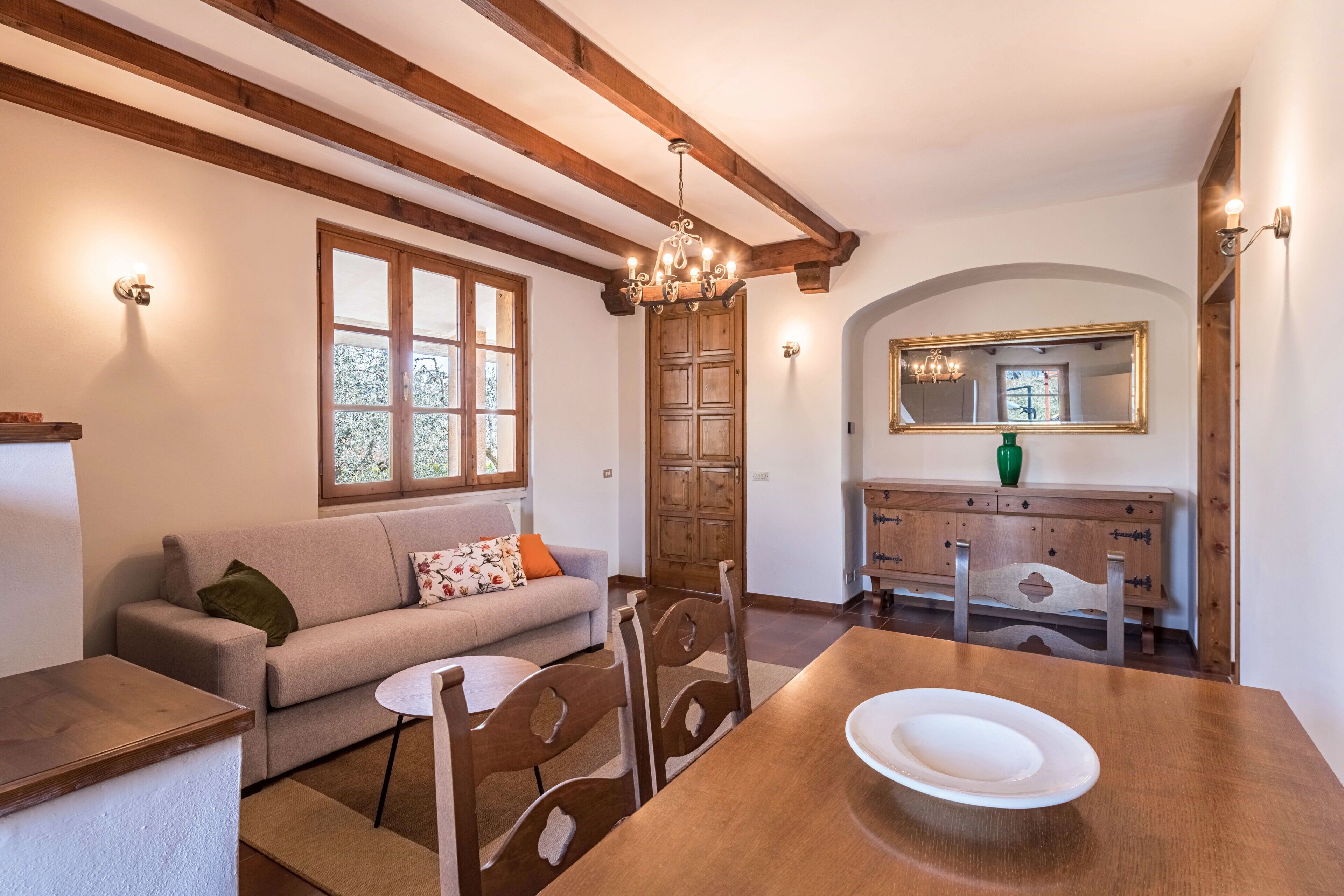 Televisión y chimenea 