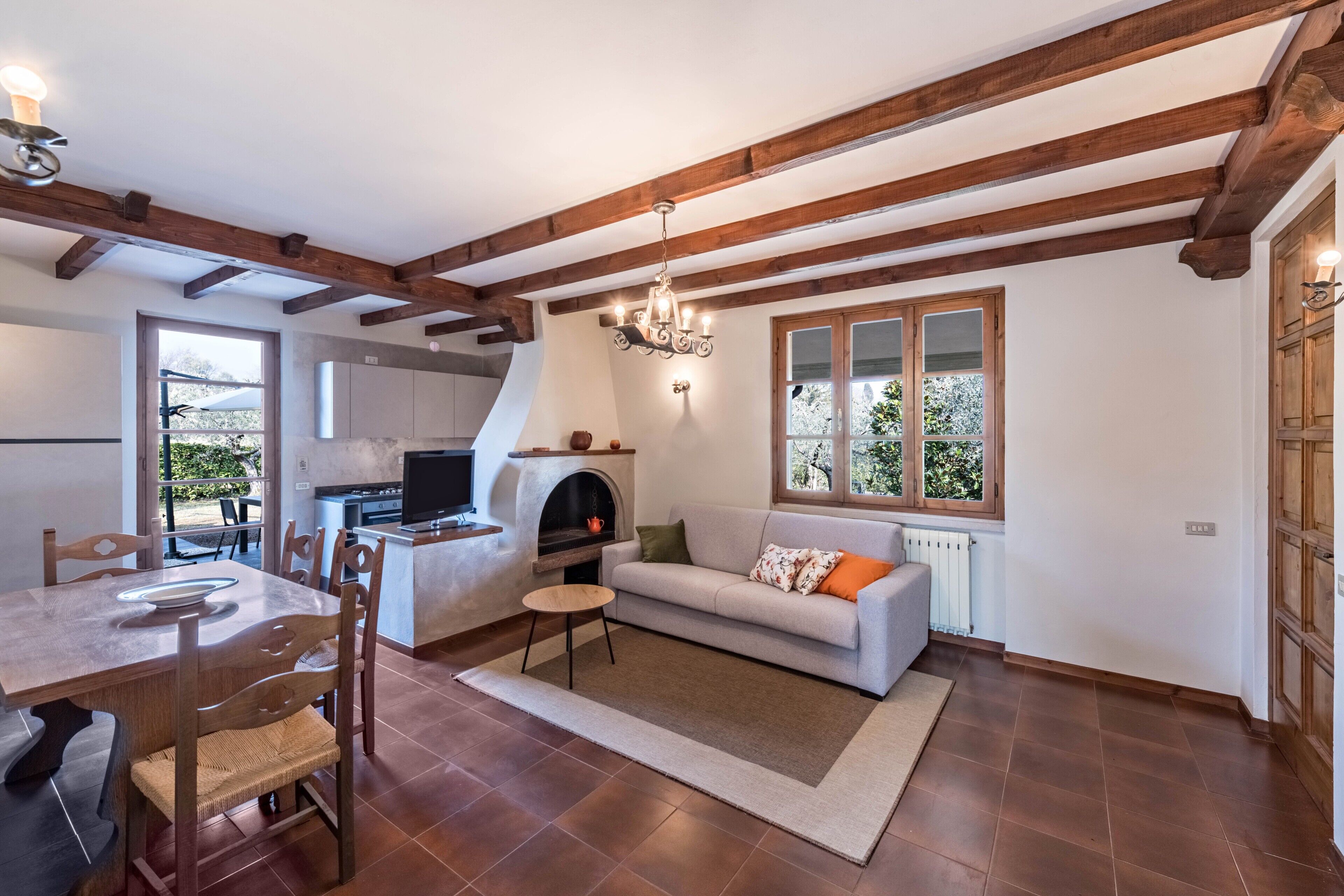 Una televisión, una chimenea