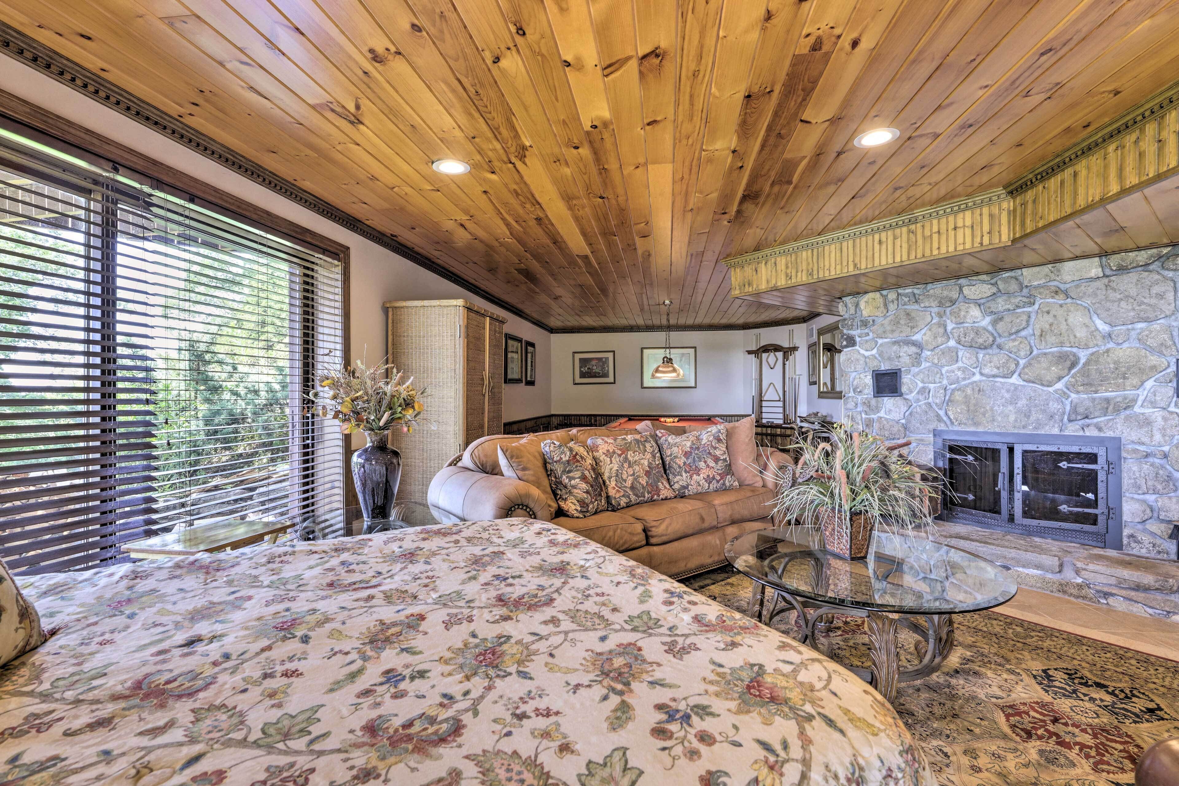 Cozy Studio: Indoor Hot Tub & Inground Pool Access