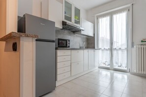 Mikrowelle, Wasserkocher mit Kaffee-/Teezubehör