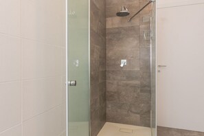 Dusche, Bidet, Handtücher