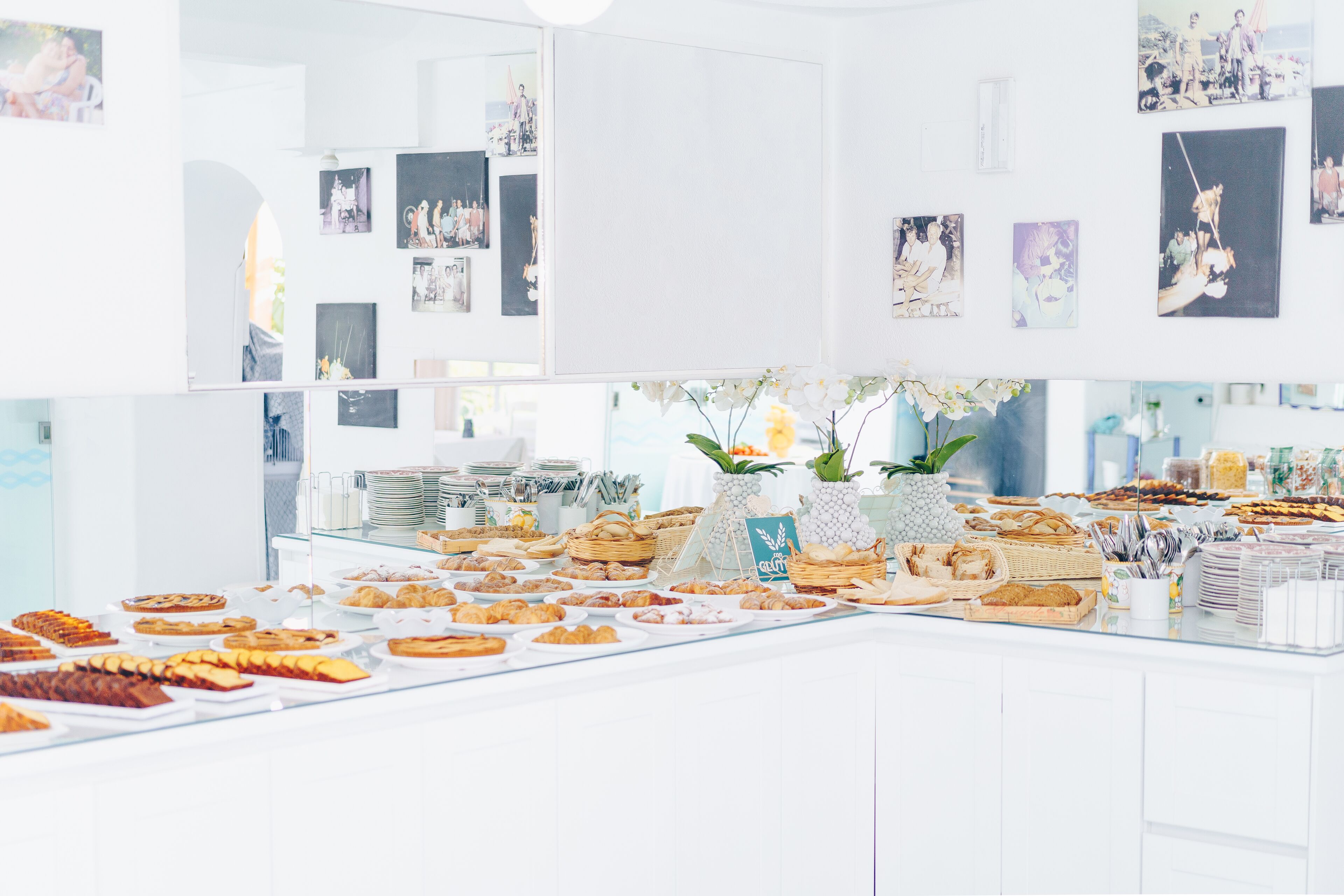 Un buffet proposant une variété de plats et une sélection de photographies accrochées aux murs.
