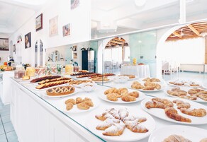 包含每日自助早餐