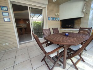 Outdoor dining - Air-conditioned villa with parking for 4 in Cap d'Agde, close to nature (Cap d'Agde naturisme)