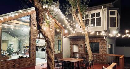 Grand Valrico Home w/ Deck, Fire Pit & Yard!