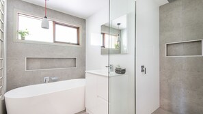 Badewanne, Haartrockner, Handtücher