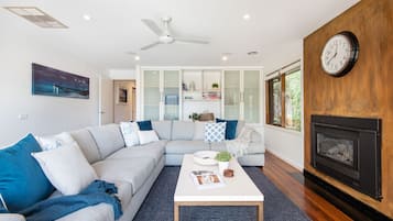 Smart TV, fireplace, streaming services