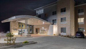 A hotel entrance with a covered walkway, a parking lot, and a sign indicating Fairfield by Marriott Inn & Suites. - Fairfield Inn & Suites by Marriott Winnemucca (Winnemucca)