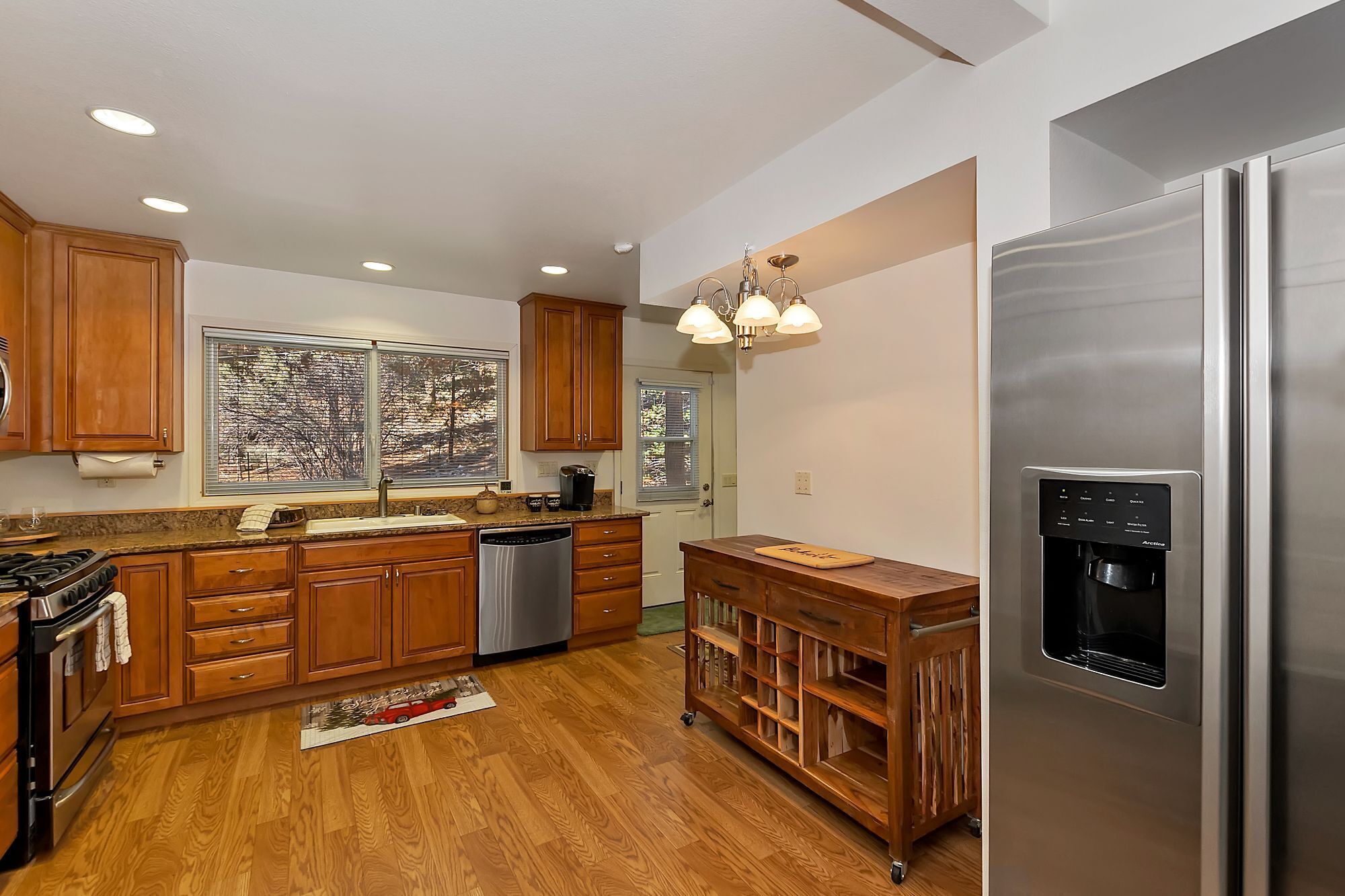 Winter Haus by Destination Big Bear: Whispering Forest Neighborhood! Walk to the National Forest! Ski Slope Views!