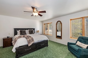 4 bedrooms, desk, WiFi
