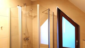 Chuveiro, secador de cabelo, papel higiênico 