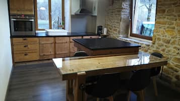 Frigorífico, microondas, horno y placa de cocina