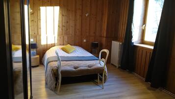 2 habitaciones, escritorio y tabla de planchar con plancha