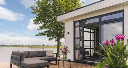 Our luxurious, attractive and detached holiday villas for 4 people all have a unique view of the water and/or one of the marinas. The luxurious villa offers a lot of privacy, a high level of comfort and has a spacious hardwood outdoor terrace. All th