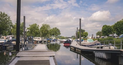Our luxurious, attractive and detached holiday villas for 4 people 95% have a unique view of the water and/or one of the marinas. The luxurious villa offers a lot of privacy, a high level of comfort and has a spacious hardwood outdoor terrace. All th