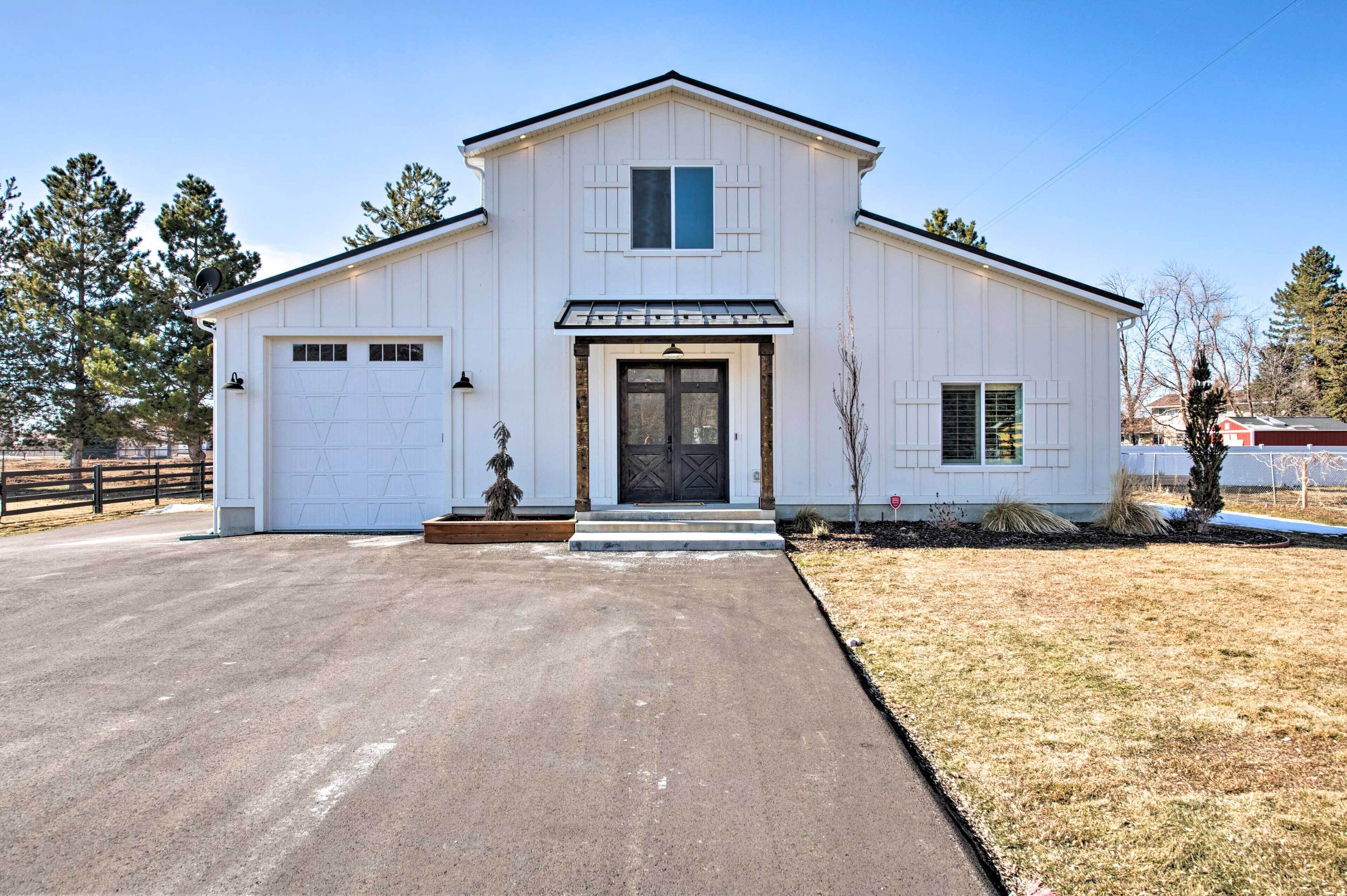 Modern Farmhouse w/ Patio, Grill & Mtn Views!