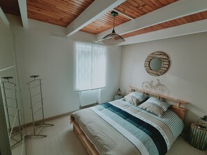 3 habitaciones, tabla de planchar con plancha y cuna de viaje 
