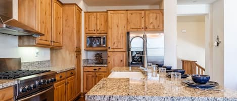 Kühlschrank, Mikrowelle, Ofen, Geschirrspüler