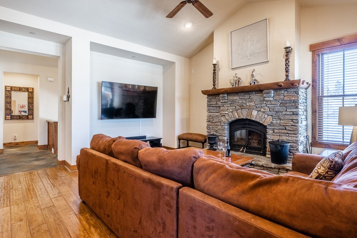 Splendid 3-Bedroom townhome with shared hot tub and mountain views