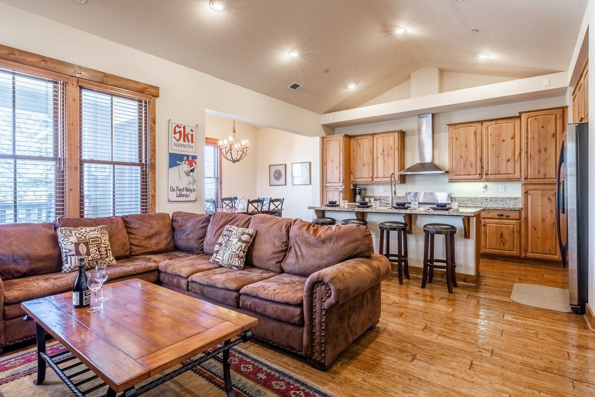 Splendid 3-Bedroom townhome with shared hot tub and mountain views