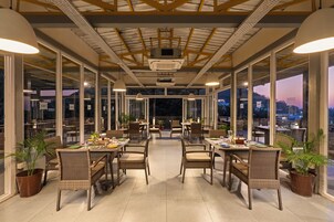 Lunch and dinner served