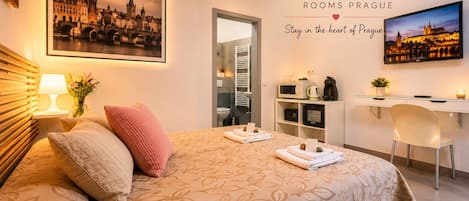 Hypo-allergenic bedding, minibar, individually decorated, desk