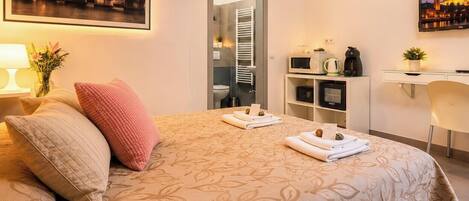 Literie hypoallergénique, minibar, décoration personnalisée, bureau