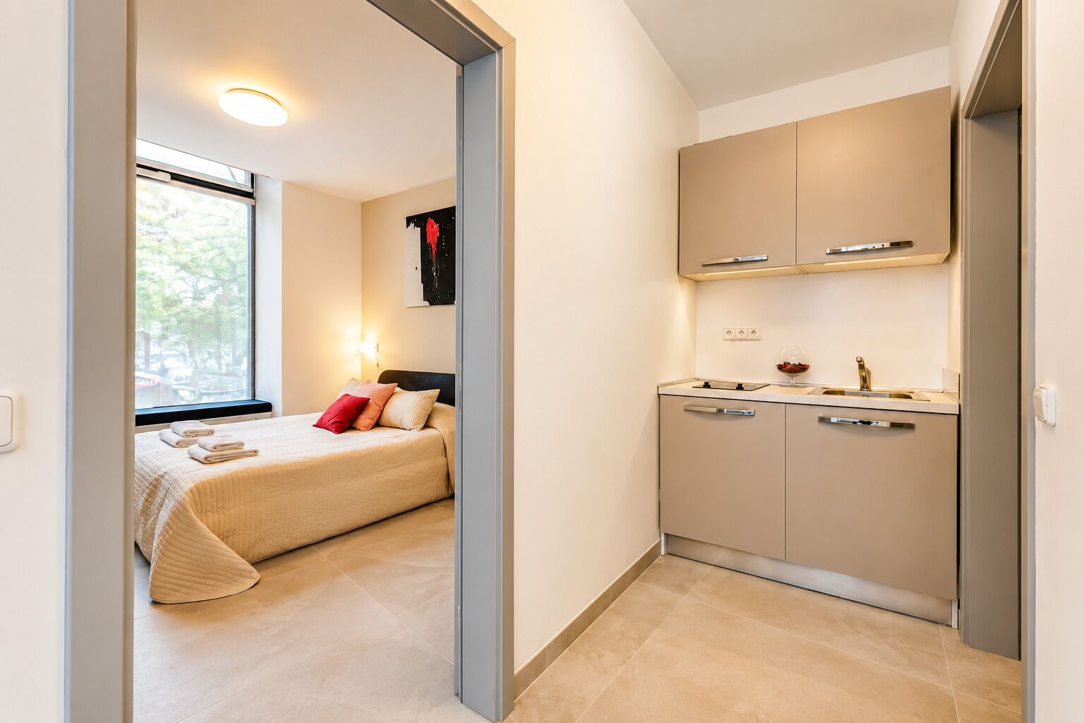 City Apartment | Hypo-allergenic bedding, minibar, individually decorated, desk