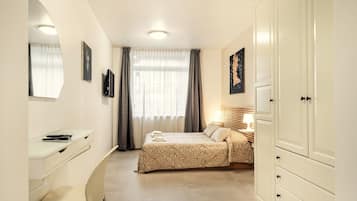 Literie hypoallergénique, minibar, décoration personnalisée, bureau