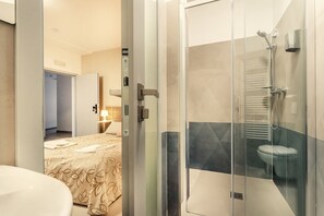 シャワー、環境にやさしいバスアメニティ、ヘアドライヤー、バスローブ