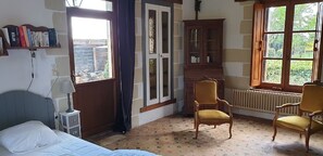 3 bedrooms, desk, iron/ironing board, travel cot