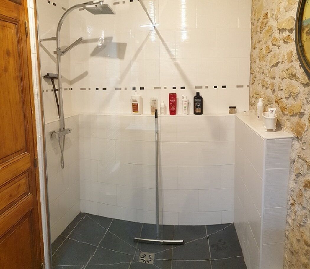 Dusche, Haartrockner, Toilettenpapier
