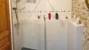 Dusche, Haartrockner, Toilettenpapier