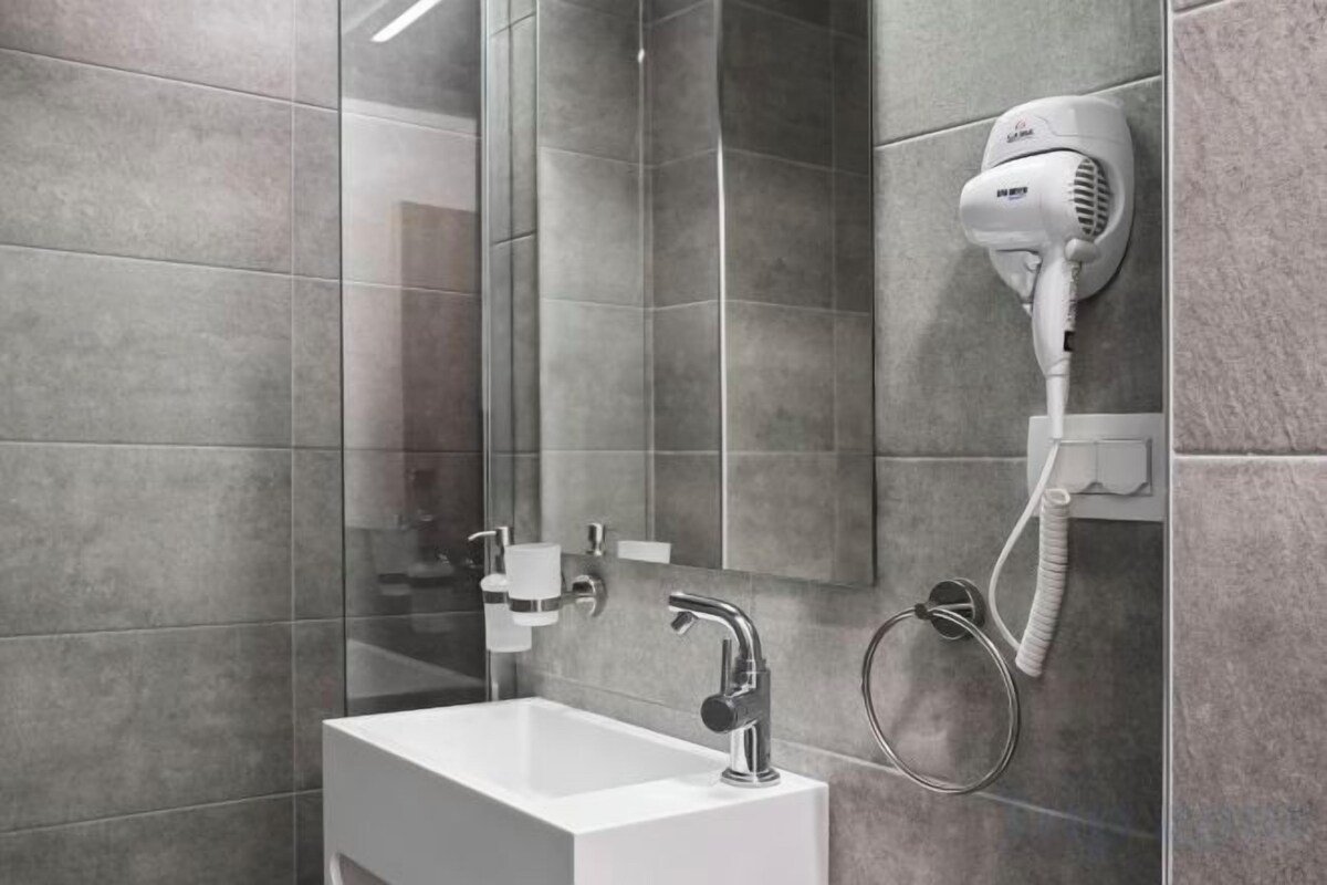 Shower, rainfall showerhead, free toiletries, hair dryer