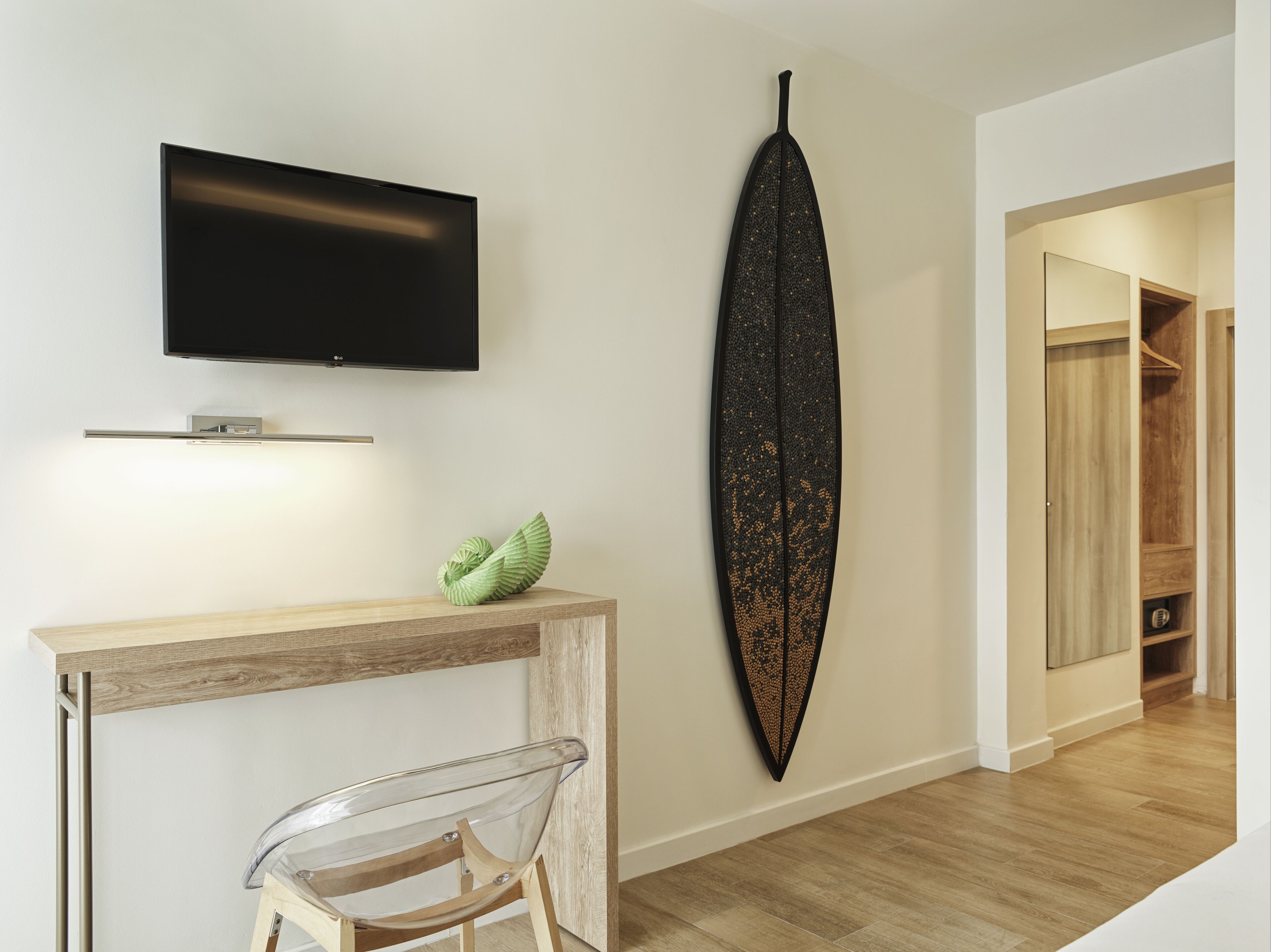 superior double room, partial sea view | 1 bedroom, premium bedding, minibar, in-room safe