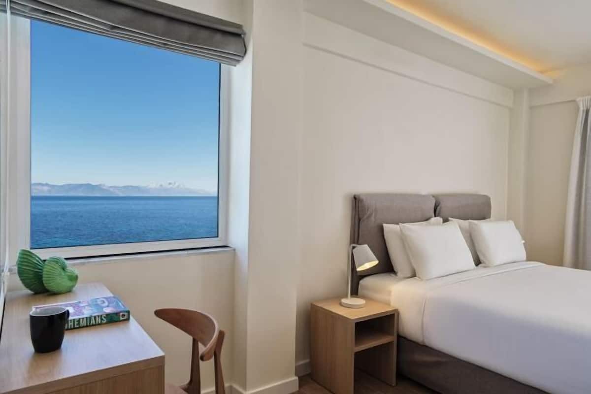 Bộ đồ giường cao cấp, minibar, két bảo mật tại phòng, bàn 