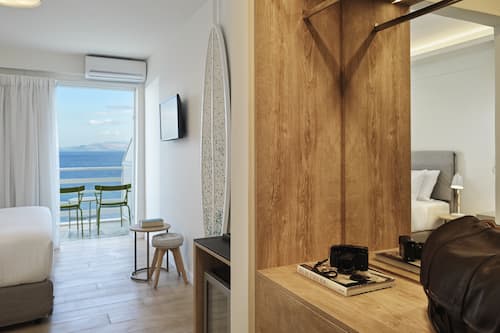 Deluxe Room, Sea View | Premium bedding, minibar, in-room safe, desk