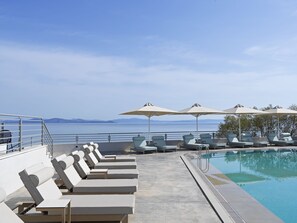 Una piscina al aire libre de temporada, tumbonas