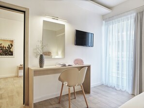 Premium bedding, minibar, in-room safe, desk - NLH MATI Seafront - Neighborhood Lifestyle Hotels (Marathon)