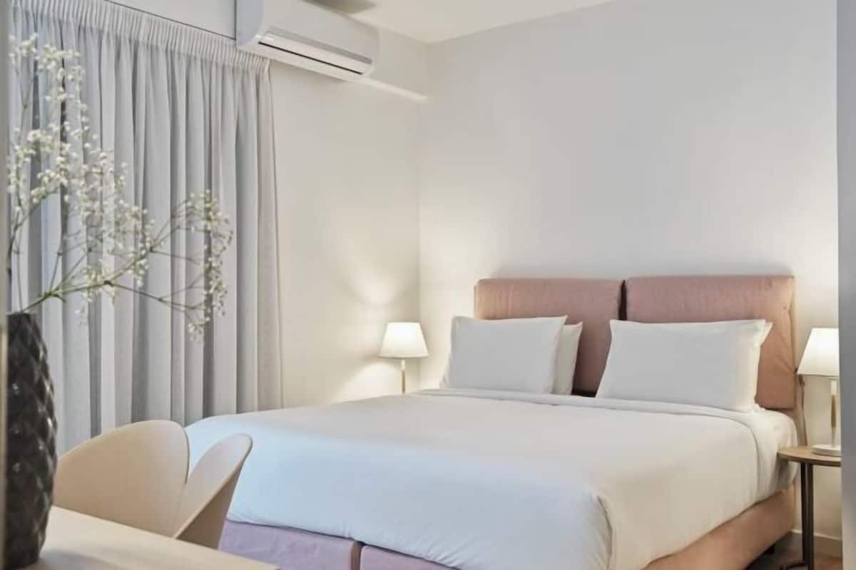Premium bedding, minibar, in-room safe, desk
