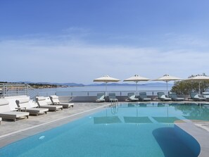 Seasonal outdoor pool, pool loungers - NLH MATI Seafront - Neighborhood Lifestyle Hotels (Marathon)