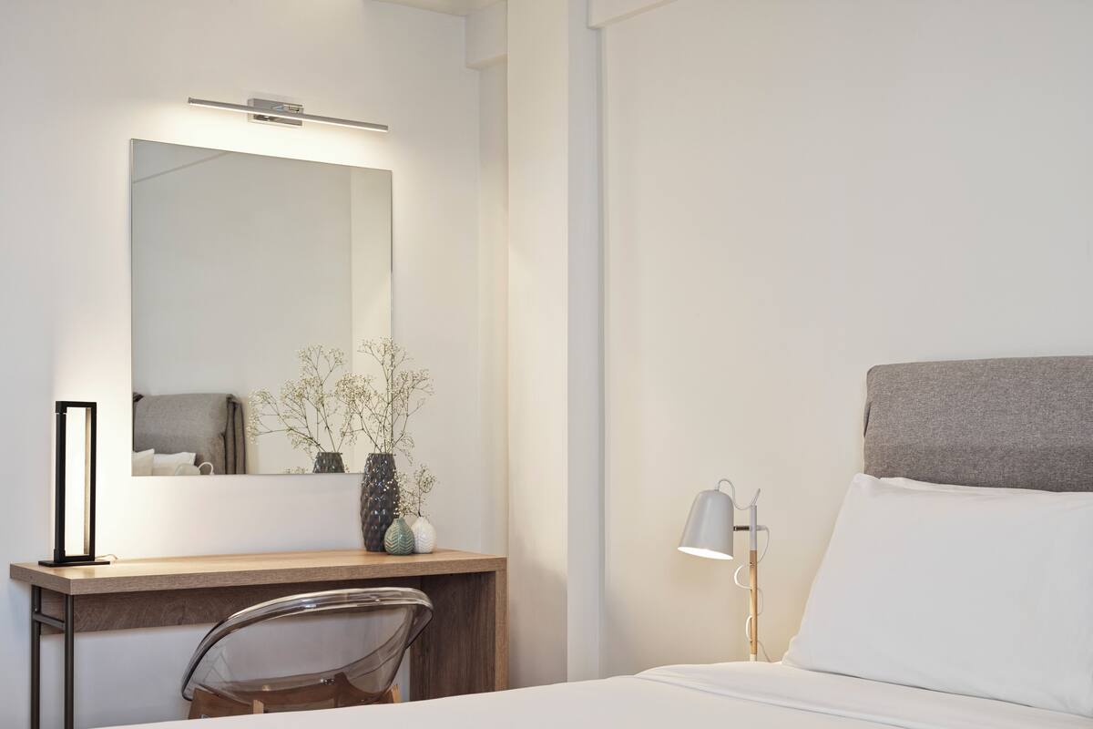Bộ đồ giường cao cấp, minibar, két bảo mật tại phòng, bàn 