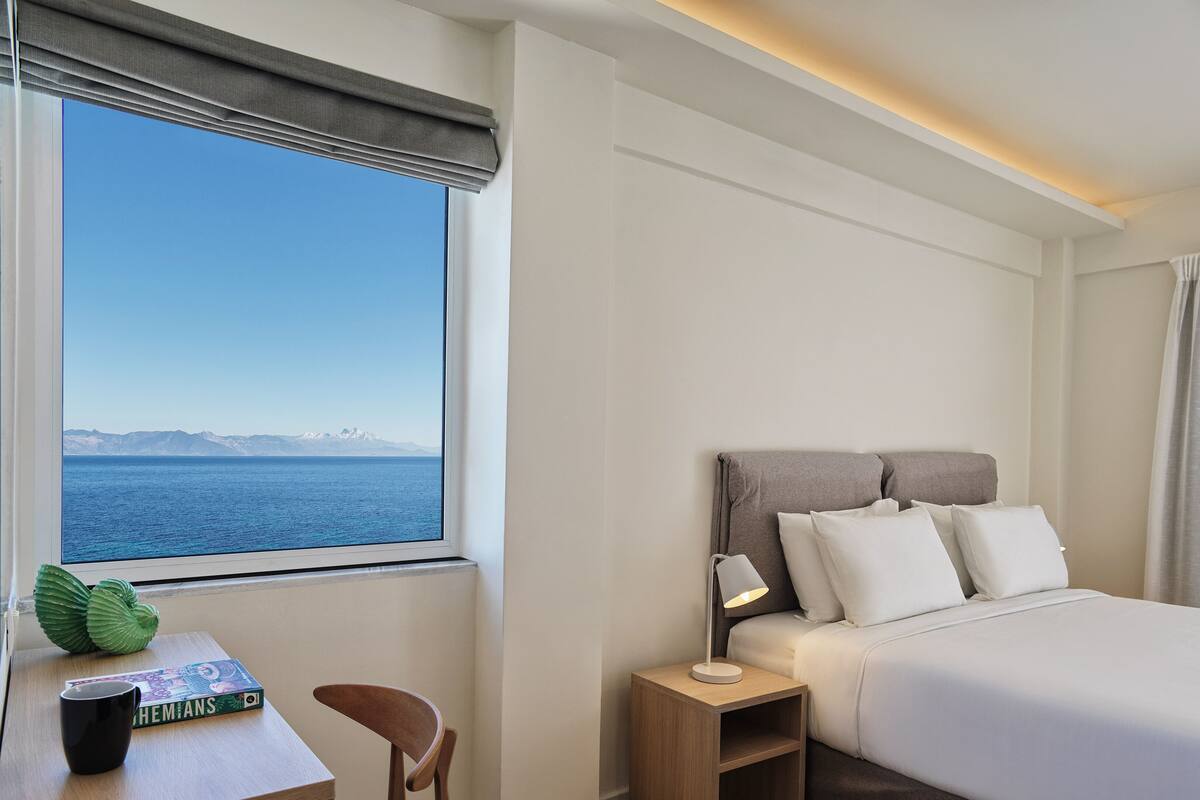 Phòng Deluxe, quang cảnh một góc biển | Bộ đồ giường cao cấp, minibar, két bảo mật tại phòng, bàn 
