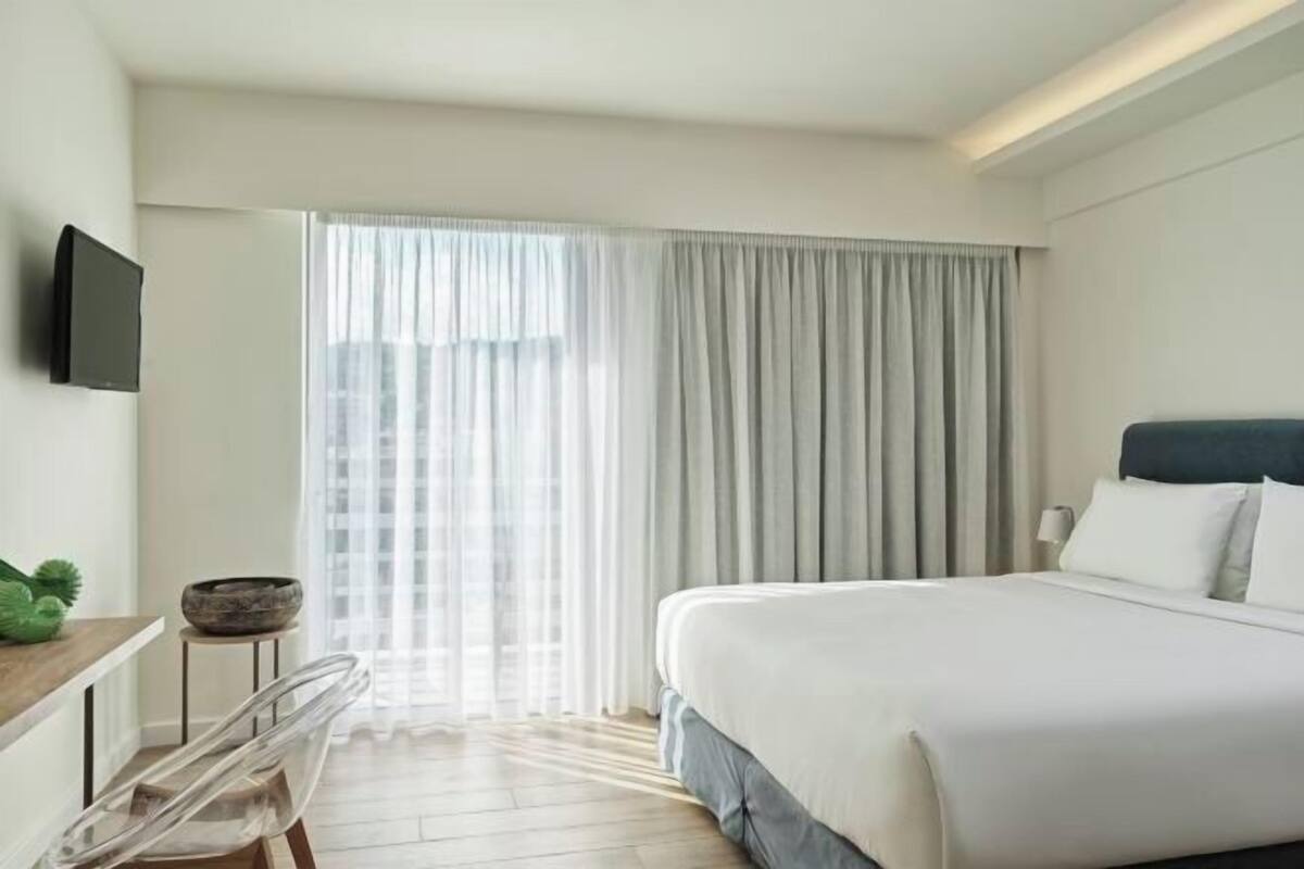 Bộ đồ giường cao cấp, minibar, két bảo mật tại phòng, bàn 