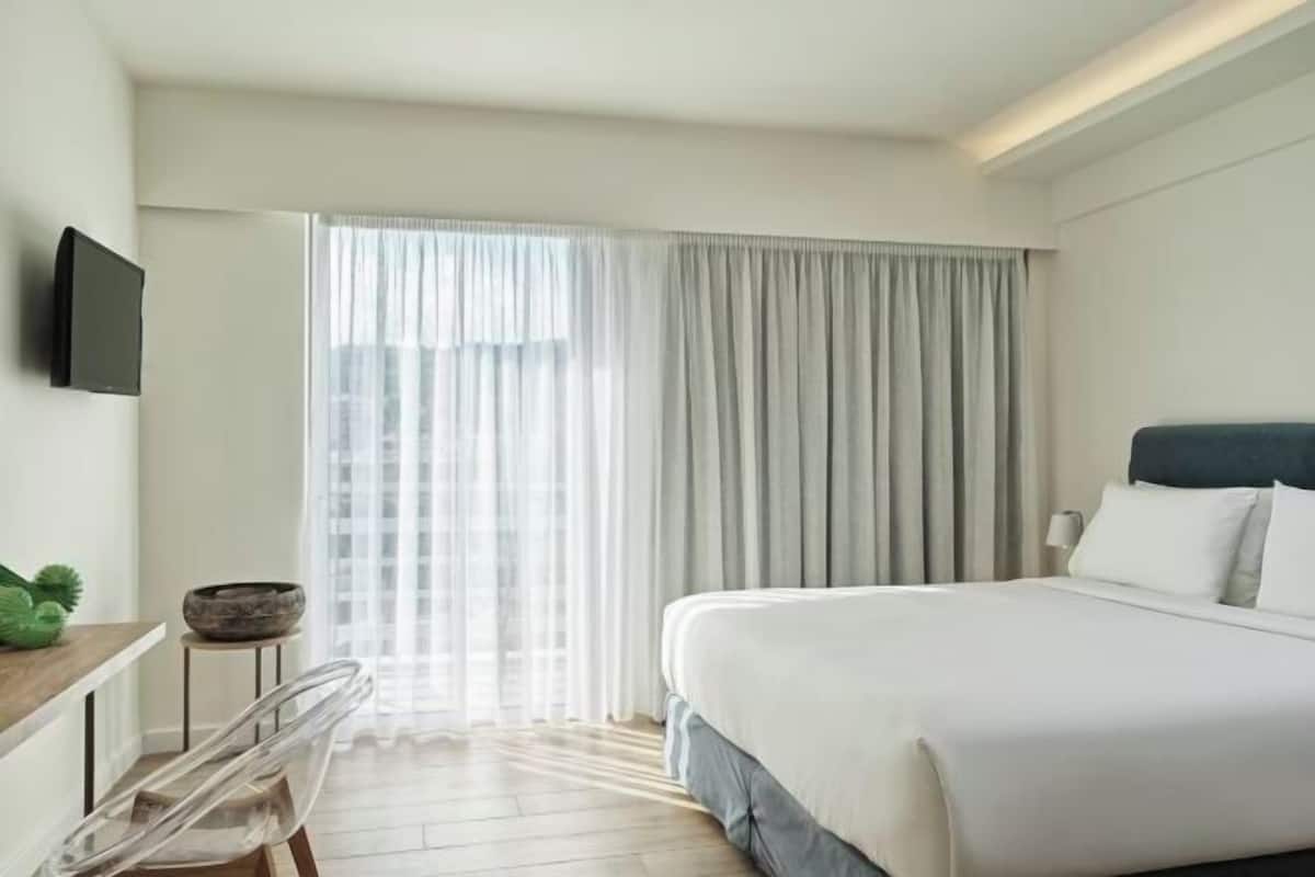 Premium bedding, minibar, in-room safe, desk