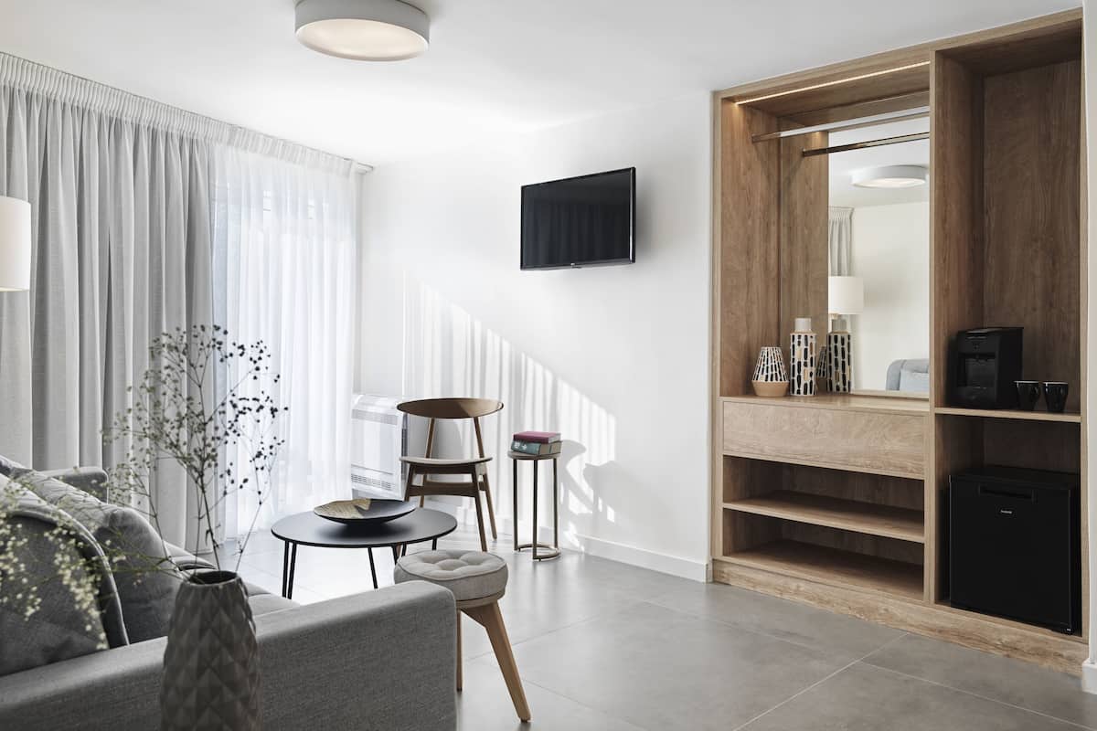 Phòng Suite phong cách cổ điển | Bộ đồ giường cao cấp, minibar, két bảo mật tại phòng, bàn 