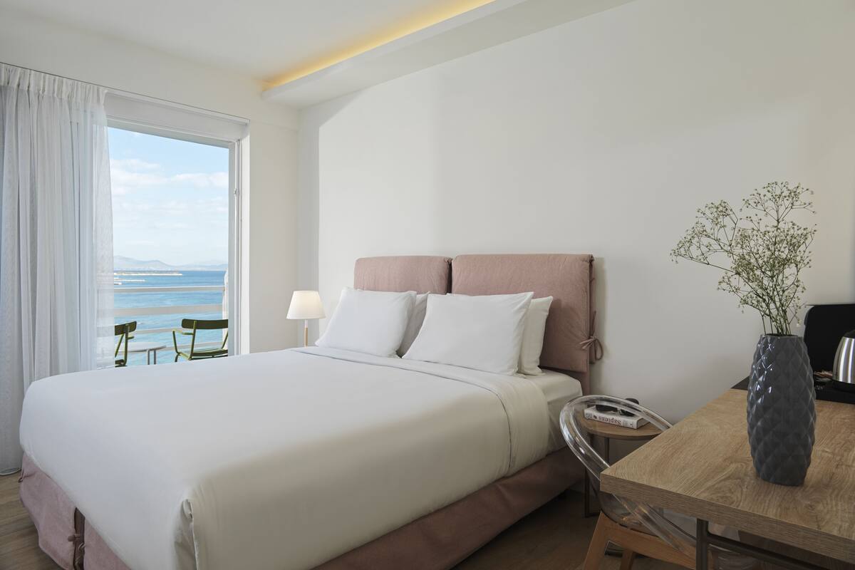 Bộ đồ giường cao cấp, minibar, két bảo mật tại phòng, bàn 